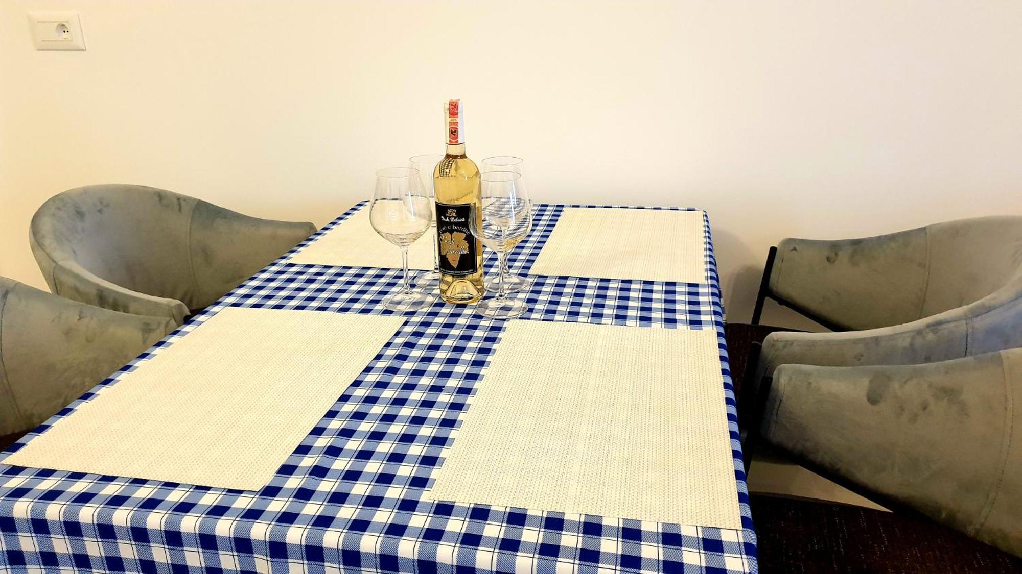 2F Saranda Apartment Bagian luar foto